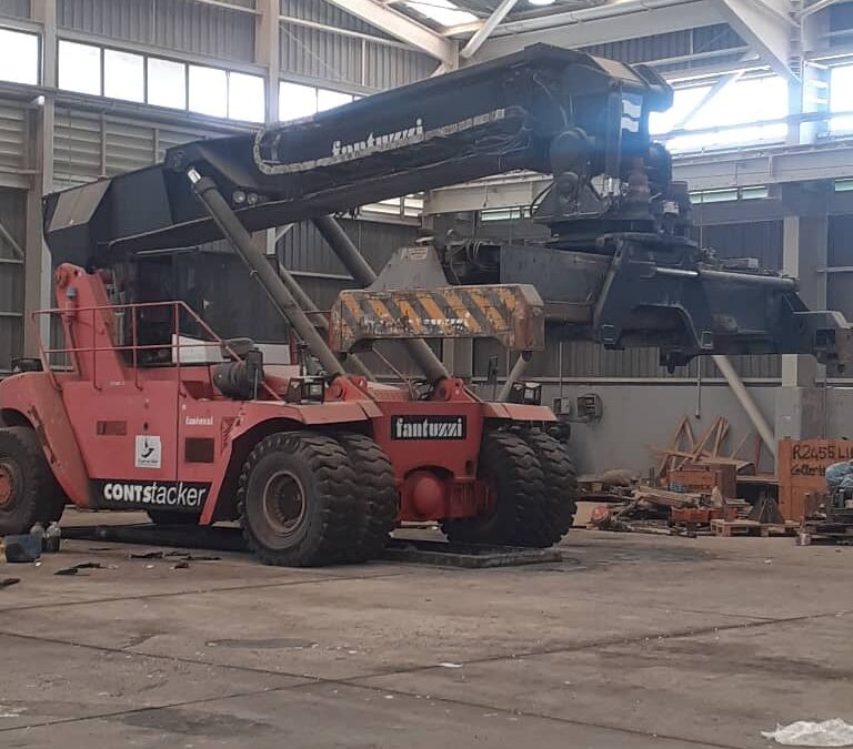 A comprehensive maintenance work was carried out for some of the handling machines that had been out of work for a while. This included the maintenance of a number of 45-tons pickers and (2) 40-tons towing heads, by the Maintenance Department of the General Administration of the port within the last short period.