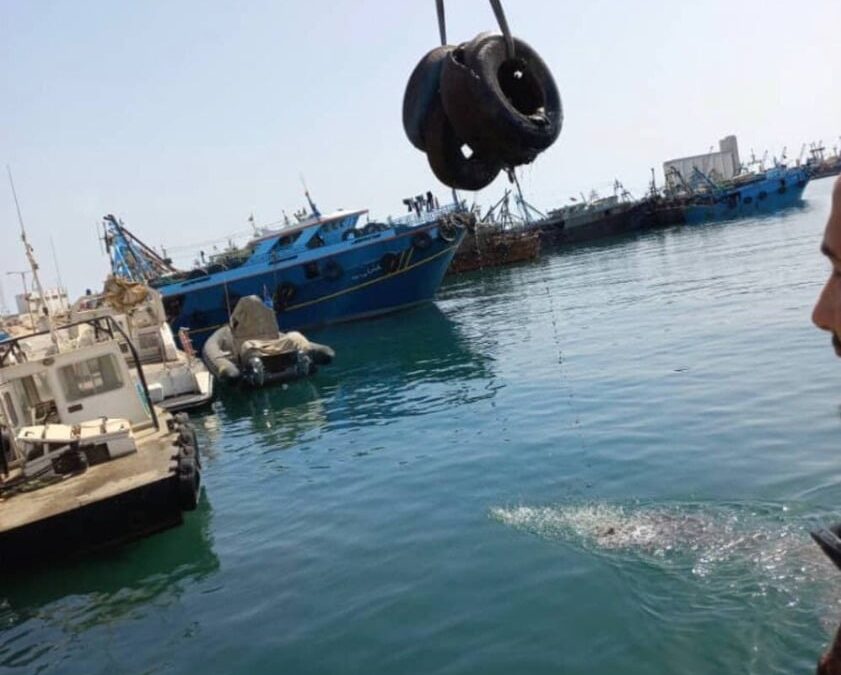 جانب من عمليات تنظيف و انتشال المخلفات من قاع البحر برصيف الخدمات بميناء المنطقة الحرة بمصراتة